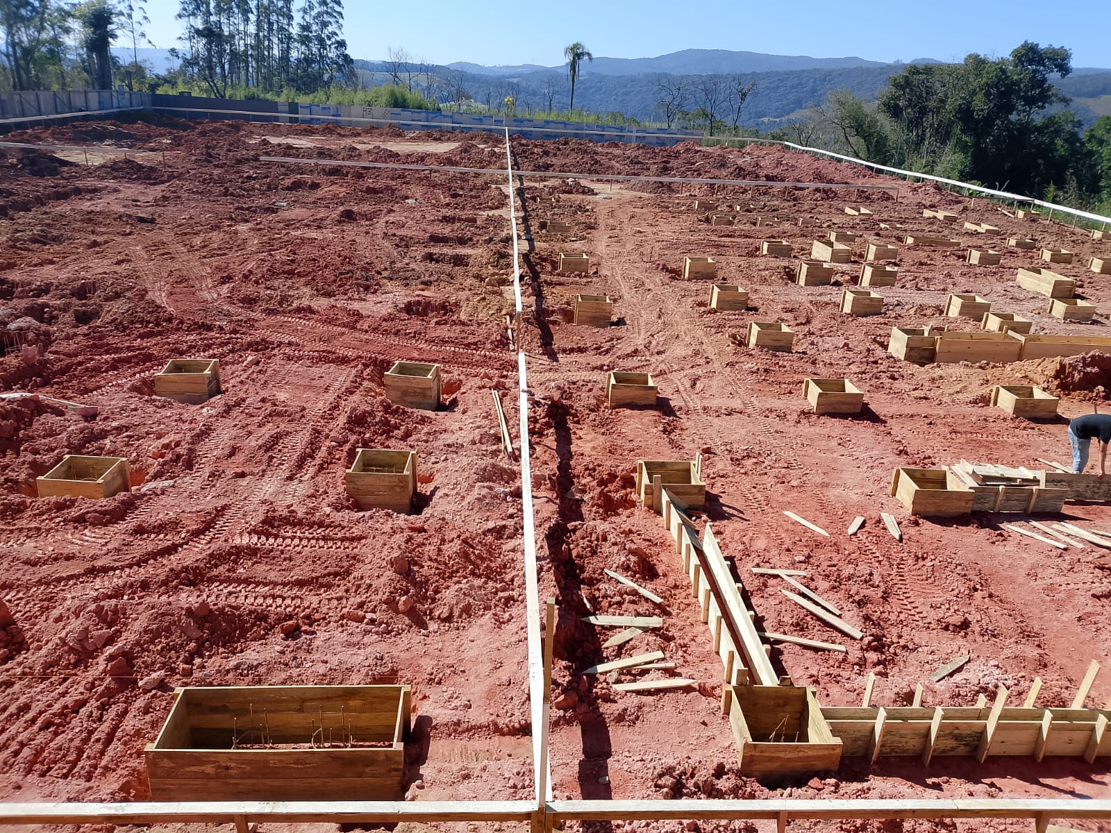 Formas de madeira para sapatas e ferragens armadas no terreno